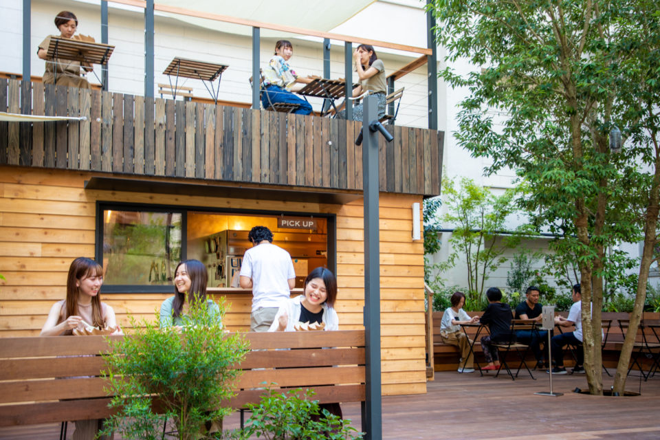 新宿の真ん中にできた ローカルと都市を繋ぐ 新たな形のカフェ バスあいのり3丁目テラス Toho Magazine